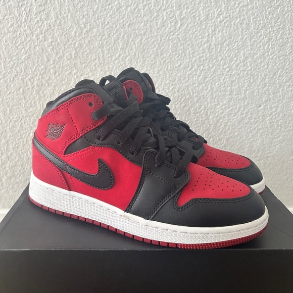 Air Jordan 1 Retro Mid GS ‘Gym Red’- Size 5.5Y - Excellent Used Condition - Picture 1 of 9